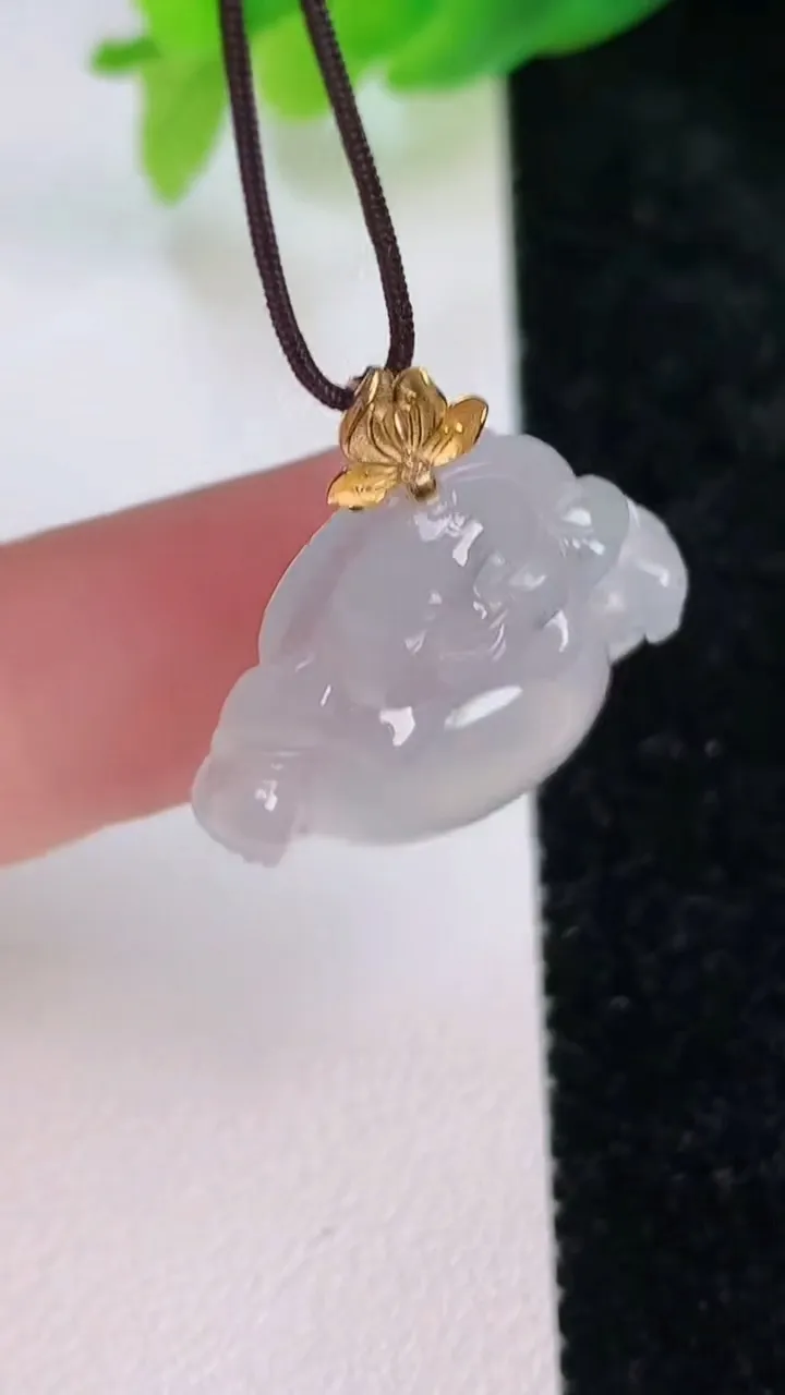 天然A货翡翠种白冰佛公吊坠，尺寸21.2-23.5-5.5，重量:4.08g
7月9日