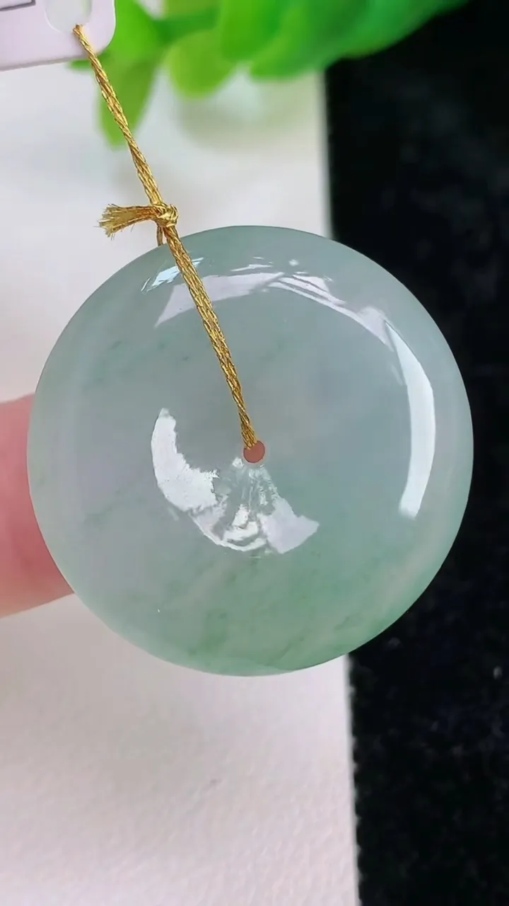 天然A货翡翠平安扣吊坠，尺寸27.2-6，重量:8.90g
7月9日
