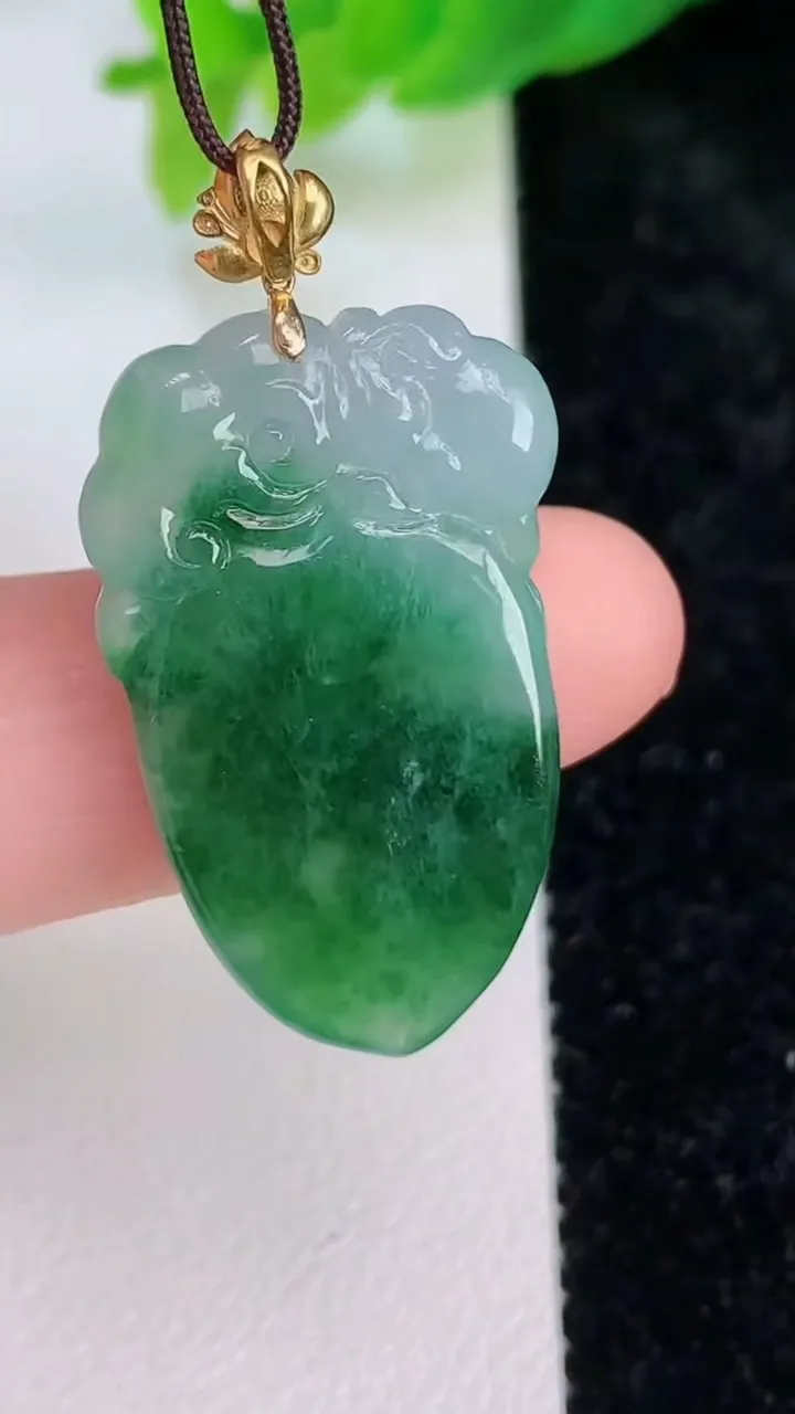 天然A货翡翠寿桃吊坠，尺寸28-16-5，重量:5.18g
7月9日