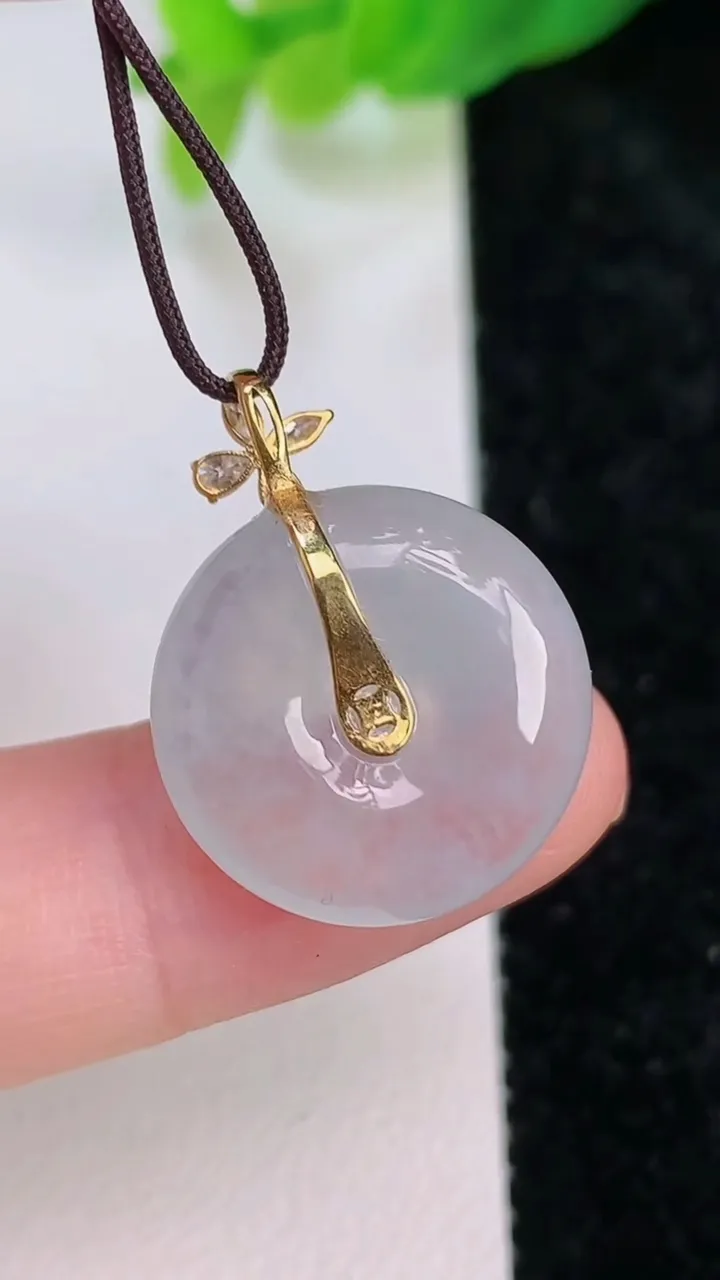 天然A货翡翠种平安扣吊坠，尺寸17.5-5.6，重量:3.73g
7月9日