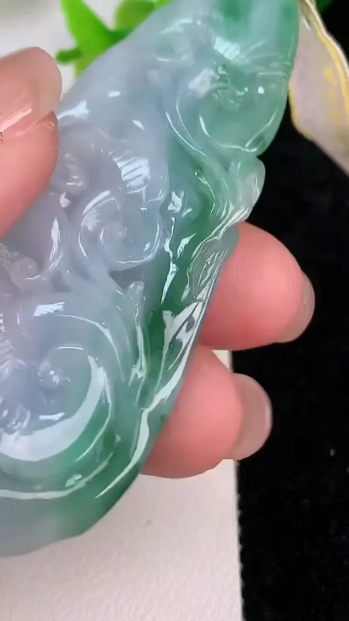 天然A货翡翠春带彩紫罗兰蝙蝠吊坠，尺寸69.4-25.5-9，重量:25.89g
7月9日