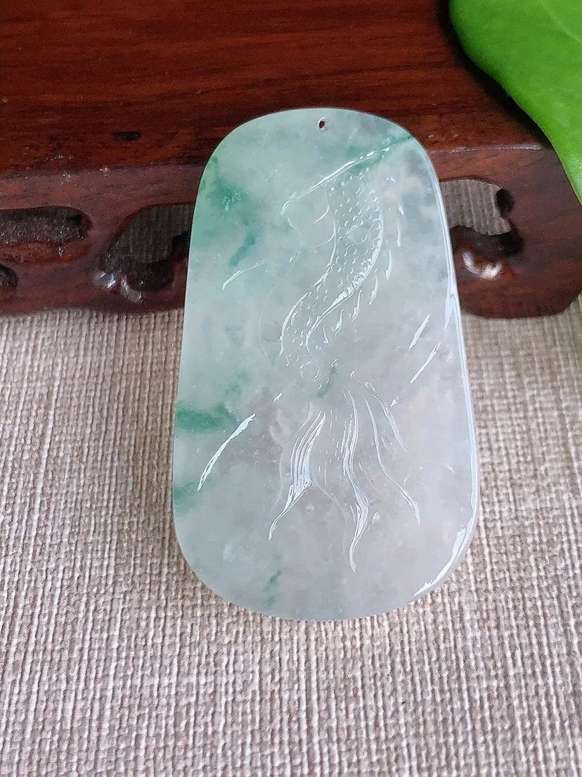 天然A货翡翠飘花龙牌吊坠尺寸48.8×28.4×5m量15.93g 0709