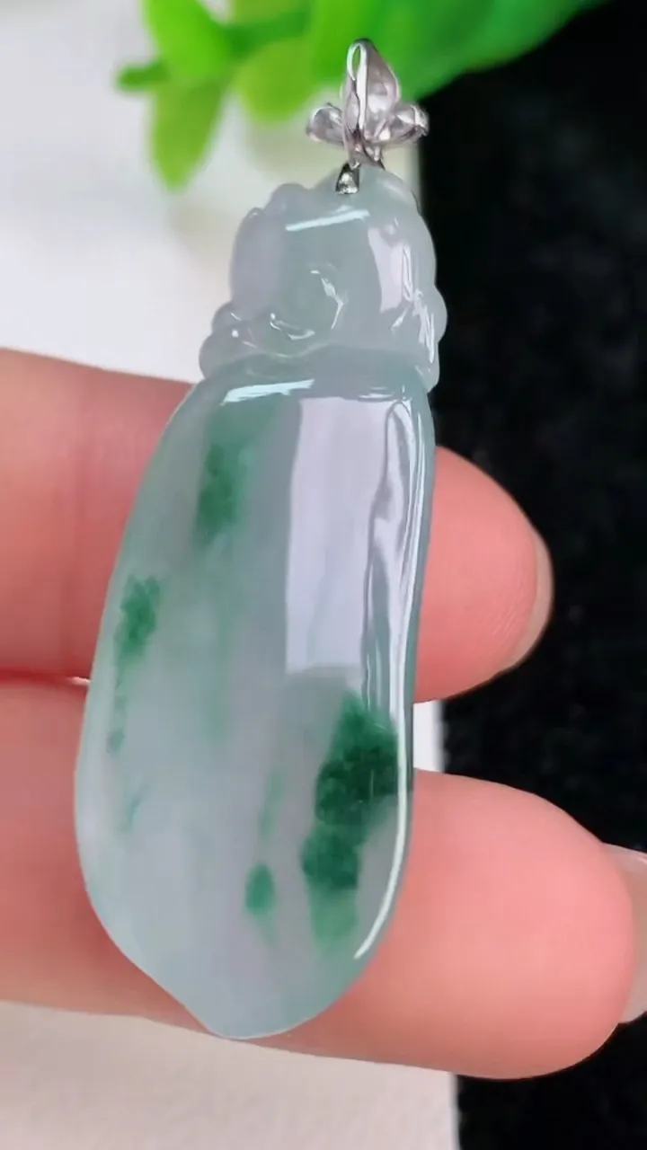 天然A货翡翠福瓜吊坠，尺寸39.4-15.4-7.2，重量:7.77g
7月9日