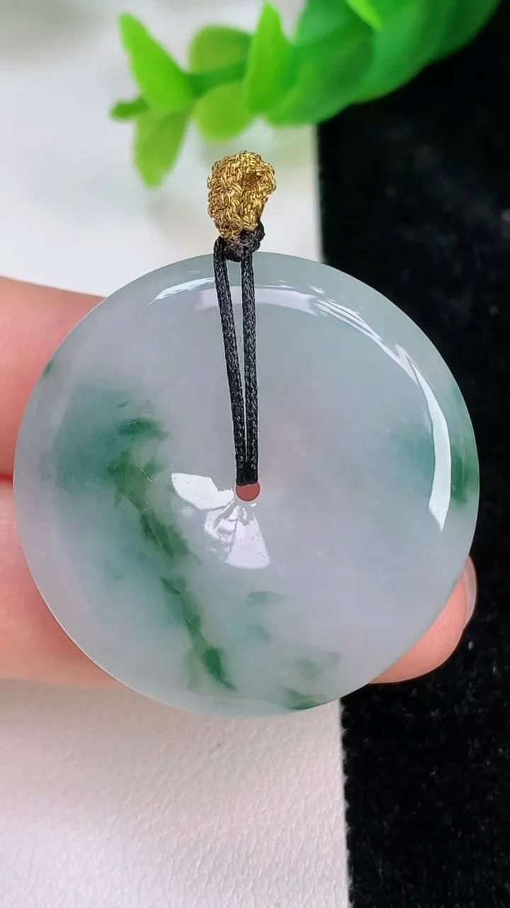 天然A货翡翠飘花平安扣吊坠，尺寸34.3-5.6，重量:14.38g
7月9日