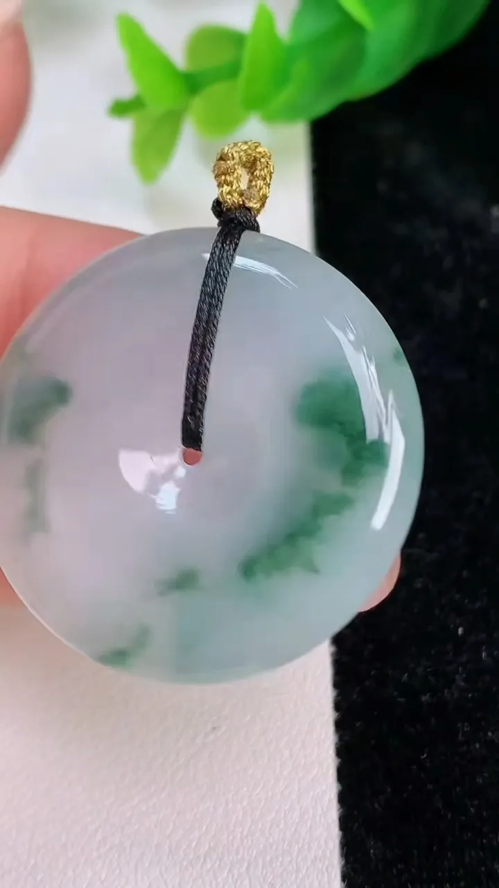 天然A货翡翠飘花平安扣吊坠，尺寸34.3-5.6，重量:14.38g
7月9日