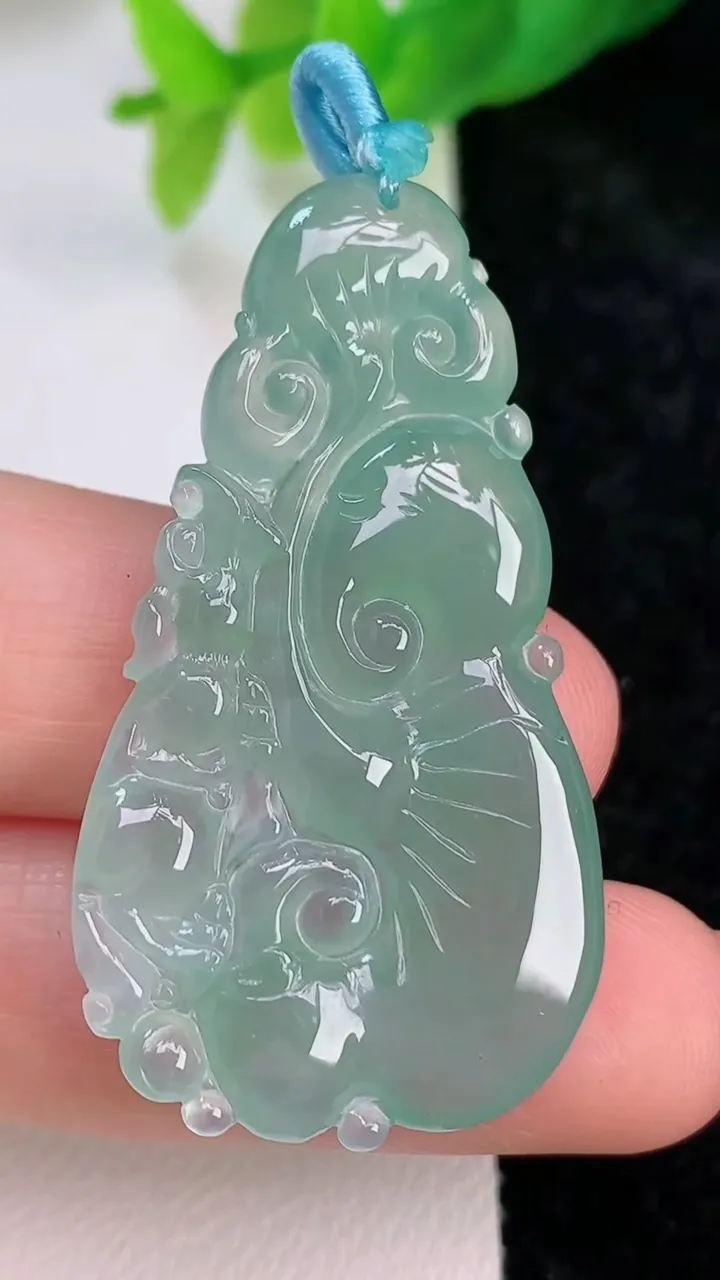 天然A货翡翠如意吊坠，尺寸42.7-24-5，重量:8.28g
7月9日