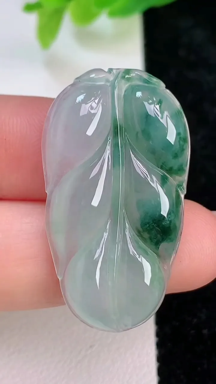 天然A货翡翠飘花金枝玉叶 叶子吊坠，尺寸35.4-19-4，重量:5.13g
7月9日