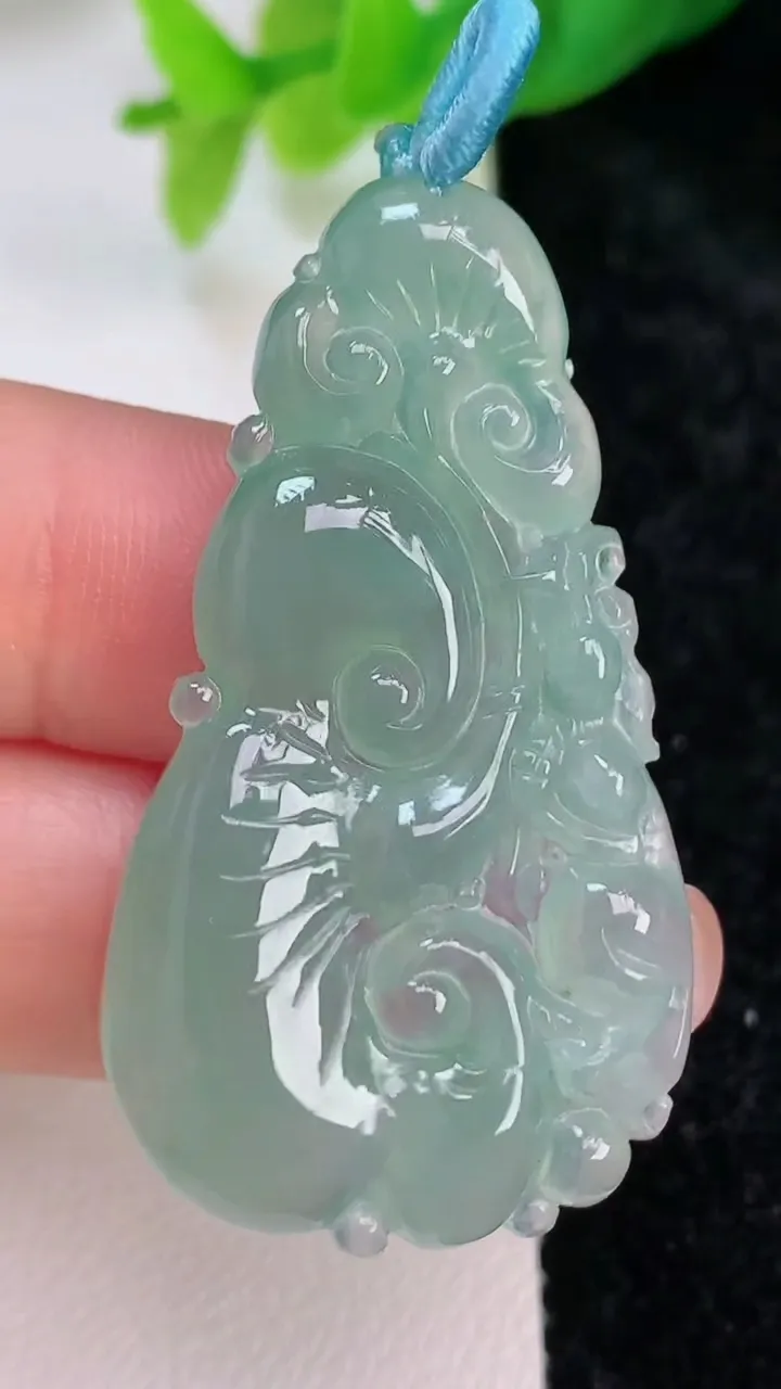 天然A货翡翠如意吊坠，尺寸42.7-24-5，重量:8.28g
7月9日
