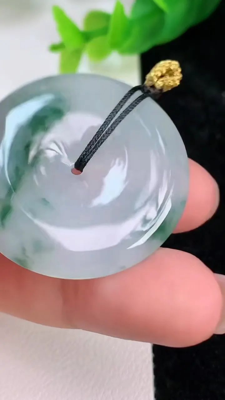 天然A货翡翠飘花平安扣吊坠，尺寸34.3-5.6，重量:14.38g
7月9日