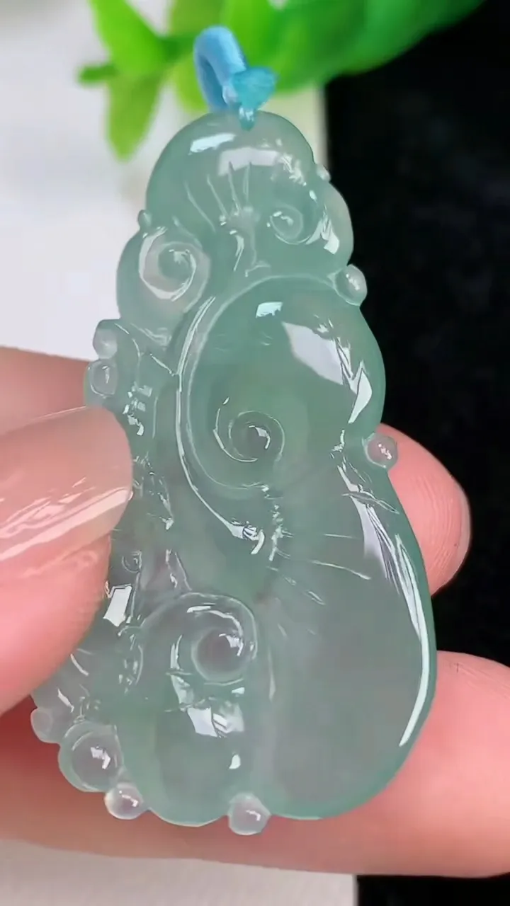 天然A货翡翠如意吊坠，尺寸42.7-24-5，重量:8.28g
7月9日