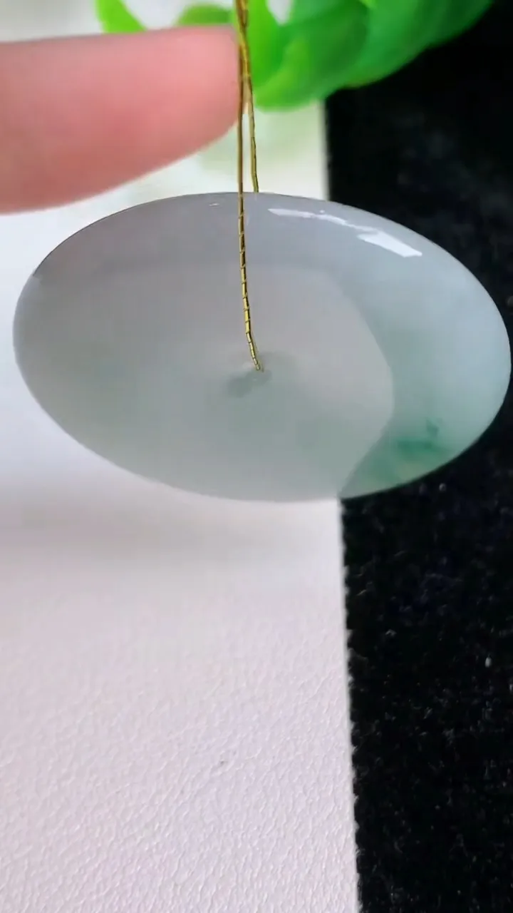 天然A货翡翠飘花平安扣吊坠，尺寸36-5.5，重量:16.38g
7月9日