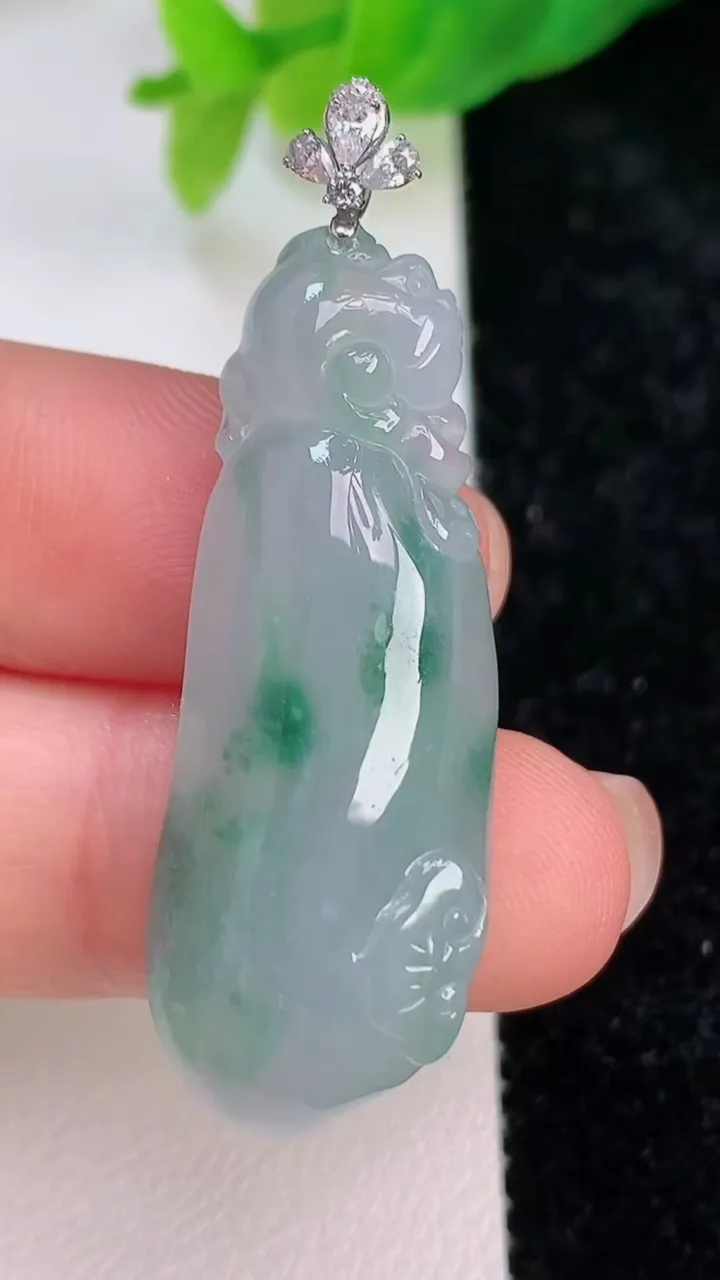 天然A货翡翠福瓜吊坠，尺寸39.4-15.4-7.2，重量:7.77g
7月9日