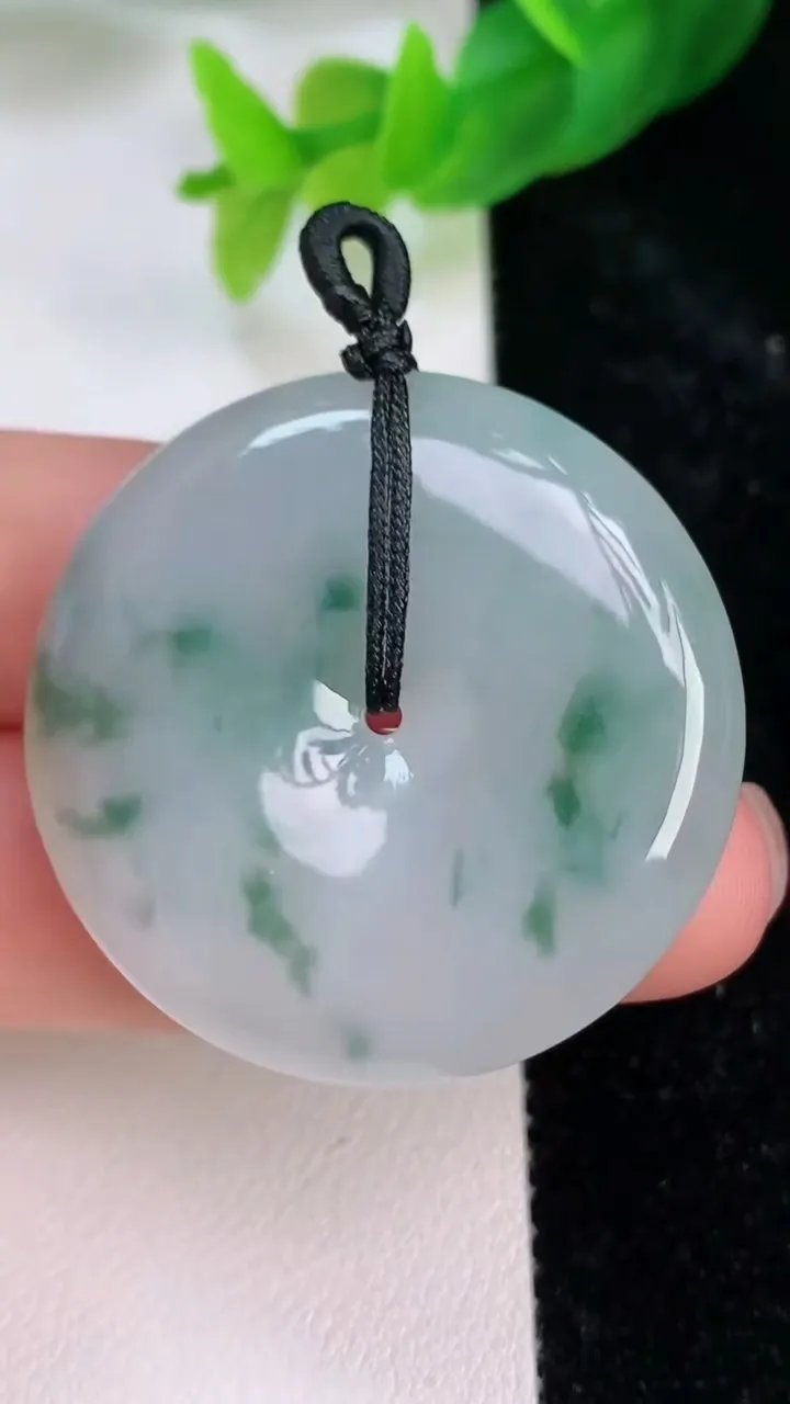 天然A货翡翠飘花平安扣吊坠，尺寸35.3-6.2，重量:16.04g
7月9日