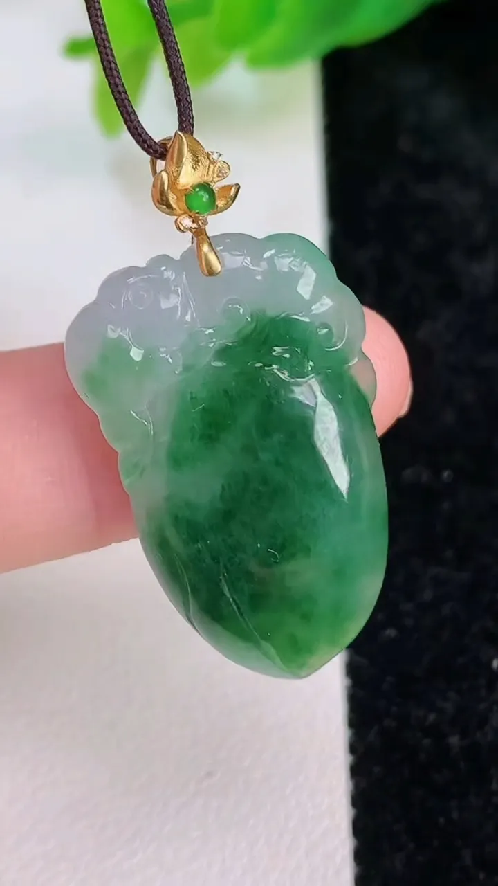 天然A货翡翠寿桃吊坠，尺寸28-16-5，重量:5.18g
7月9日