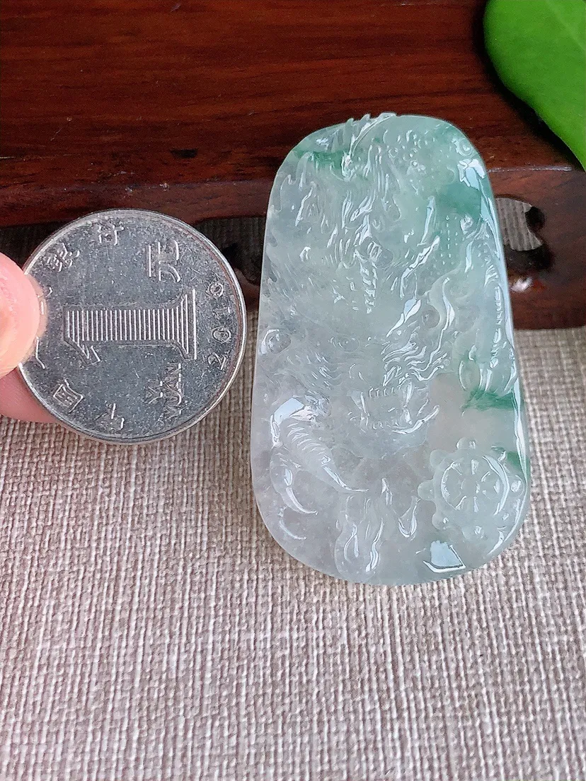 天然A货翡翠飘花龙牌吊坠尺寸48.8×28.4×5m量15.93g 0709