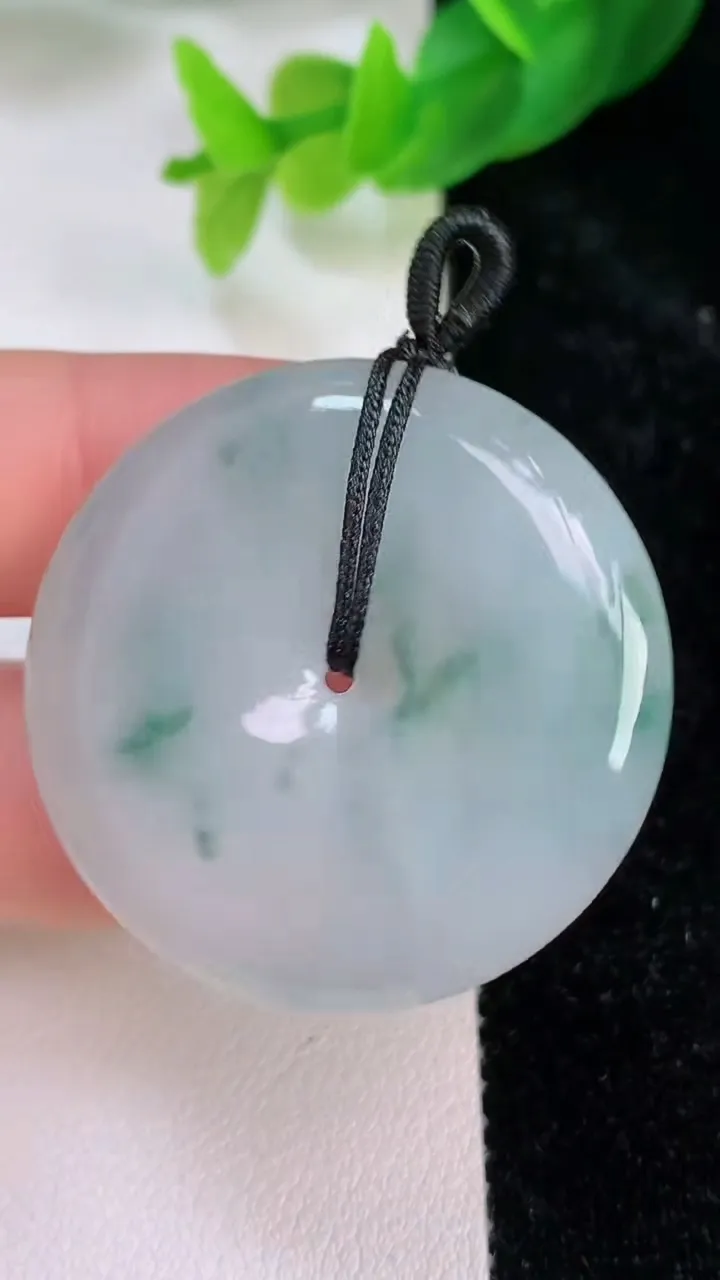 天然A货翡翠飘花平安扣吊坠，尺寸35.3-6.2，重量:16.04g
7月9日
