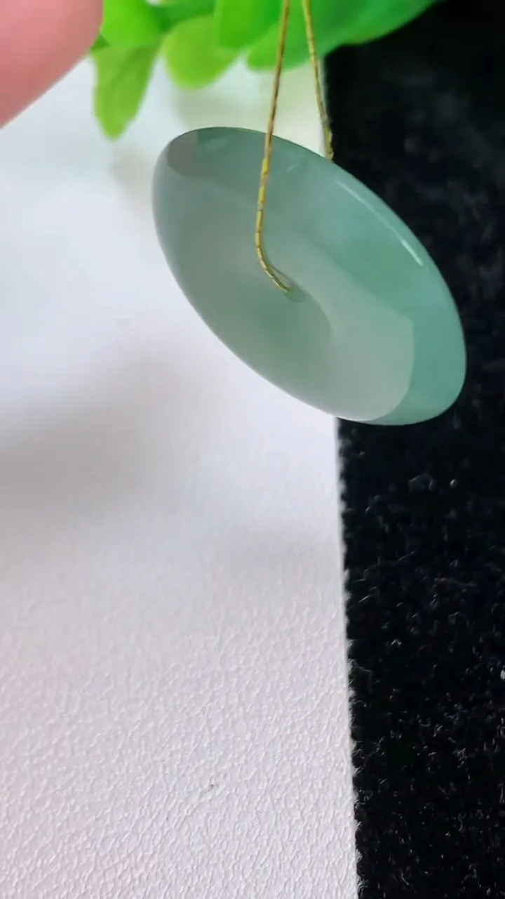 天然A货翡翠平安扣吊坠，尺寸26-6，重量:8.27g
7月9日