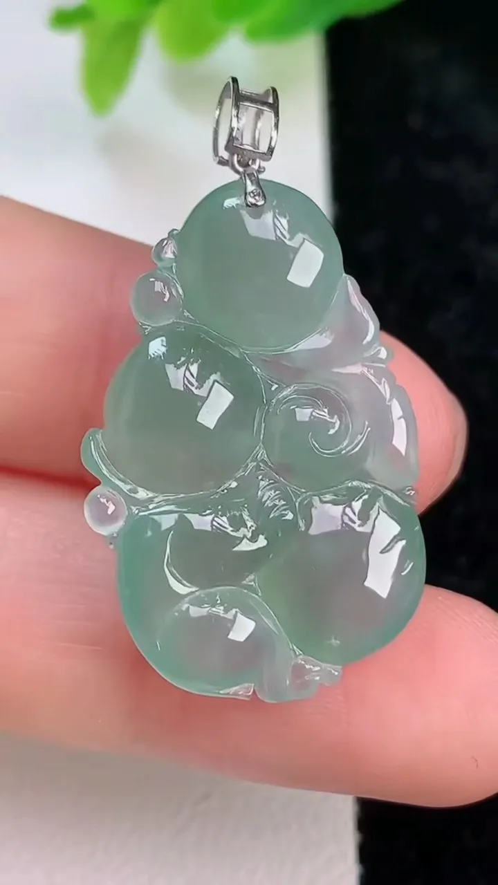 天然A货翡翠生肖猴吊坠，尺寸29.4-19-6.2，重量:5.11g
7月9日