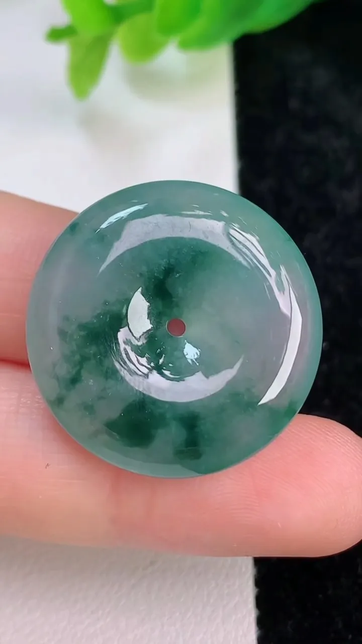 天然A货翡翠飘花平安扣吊坠，尺寸26-5.7，重量:7.94g
7月9日