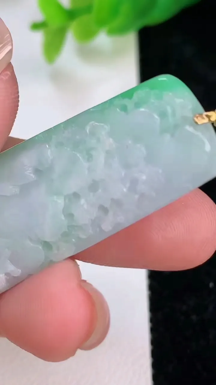 天然A货翡翠山水牌吊坠，尺寸42.6-16.6-7.6，重量:10.56g
7月9日