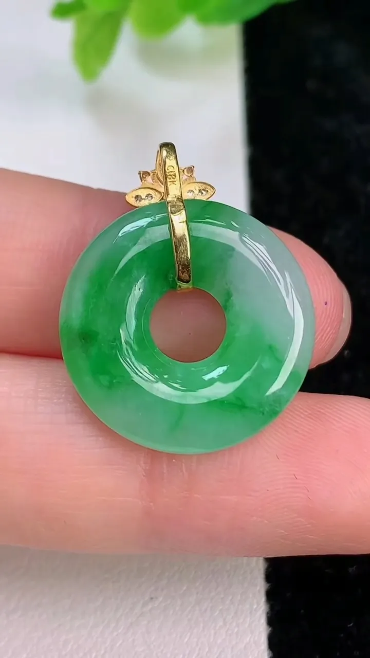 天然A货翡翠平安扣吊坠，尺寸20.4-3.7，重量:3.30g
7月9日