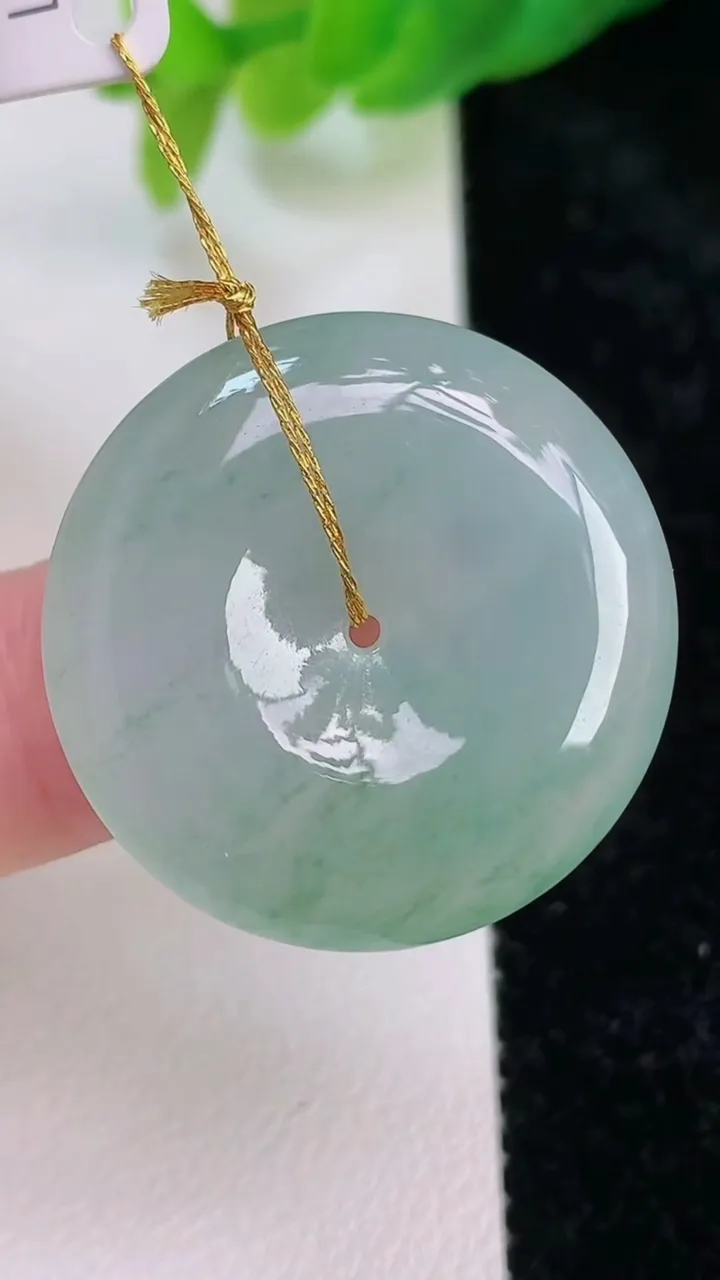 天然A货翡翠平安扣吊坠，尺寸27.2-6，重量:8.90g
7月9日