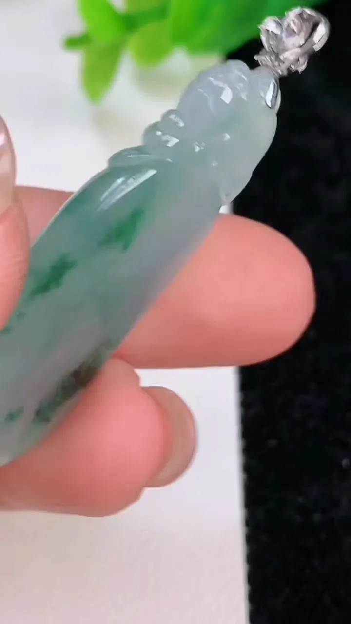 天然A货翡翠福瓜吊坠，尺寸39.4-15.4-7.2，重量:7.77g
7月9日