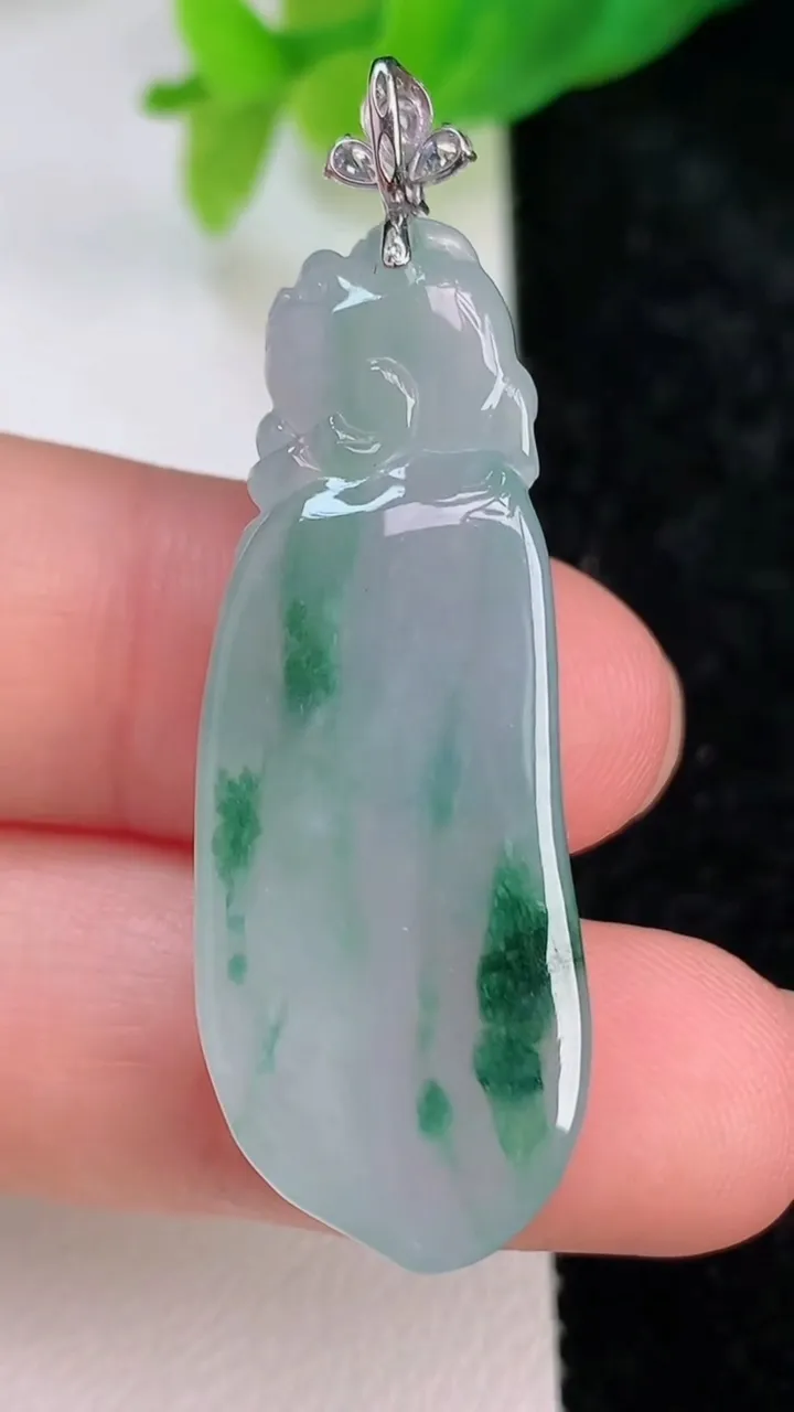 天然A货翡翠福瓜吊坠，尺寸39.4-15.4-7.2，重量:7.77g
7月9日
