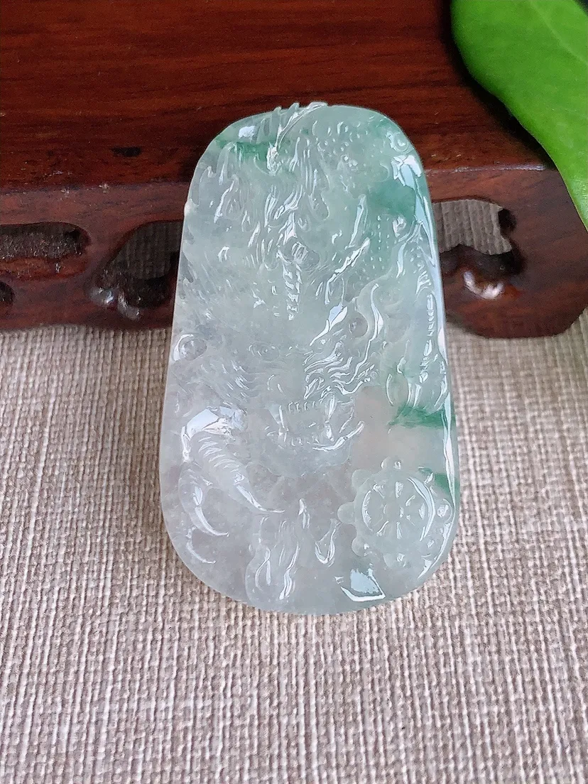 天然A货翡翠飘花龙牌吊坠尺寸48.8×28.4×5m量15.93g 0709