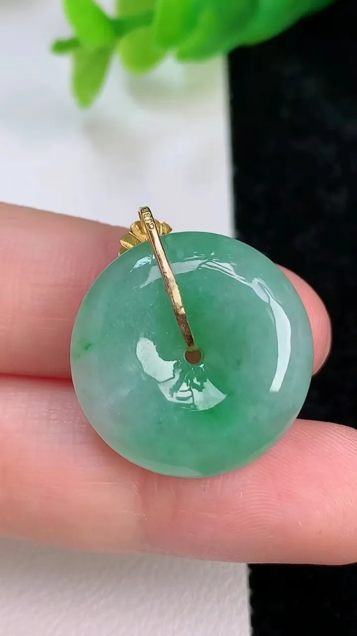 天然A货翡翠平安扣吊坠，尺寸22-5.3，重量:5.53g
7月9日