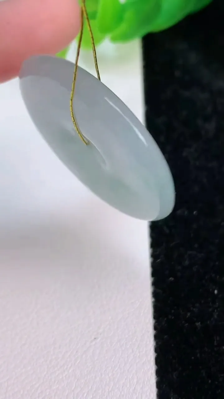 天然A货翡翠平安扣吊坠，尺寸33.2-5.4，重量:13.08g
7月9日