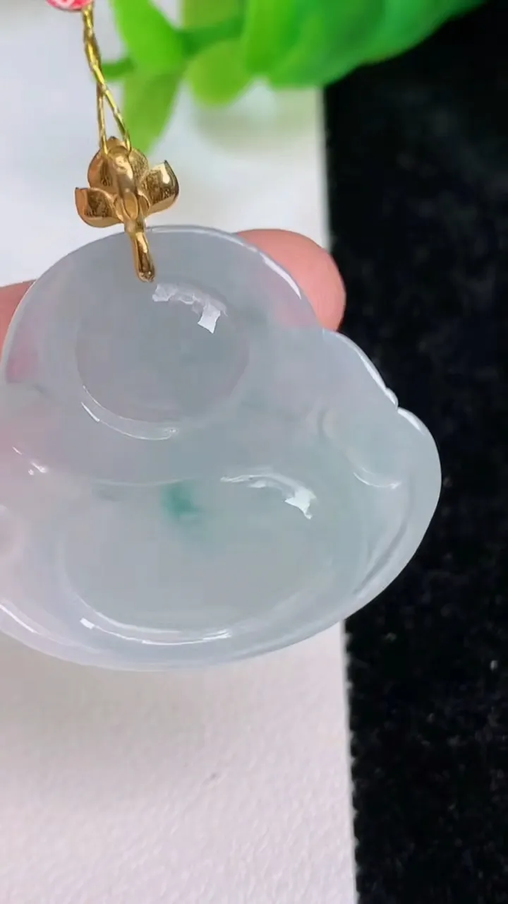 天然A货翡翠18k金飘花佛公吊坠，尺寸28.8-31.8-5.6，重量:8.35g
7月9日