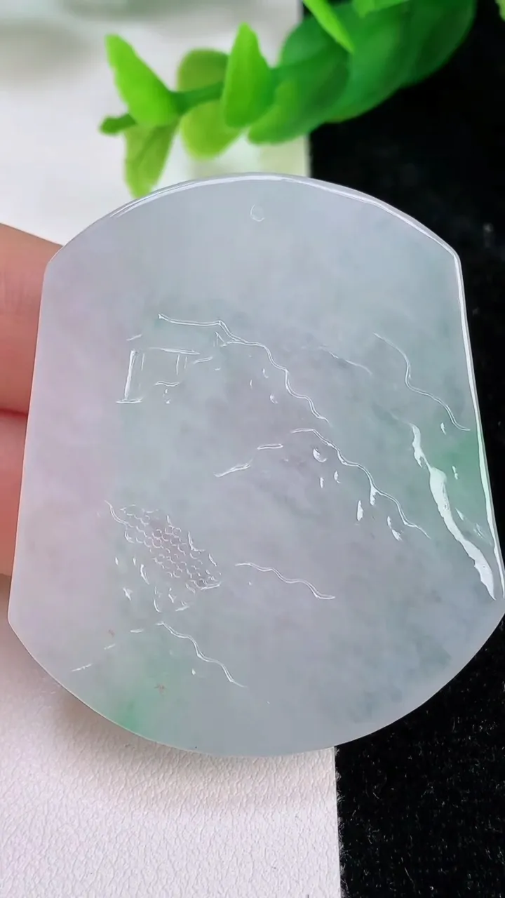 天然A货翡翠山水牌吊坠，尺寸51-43.6-5.7，重量:31.74g
7月9日