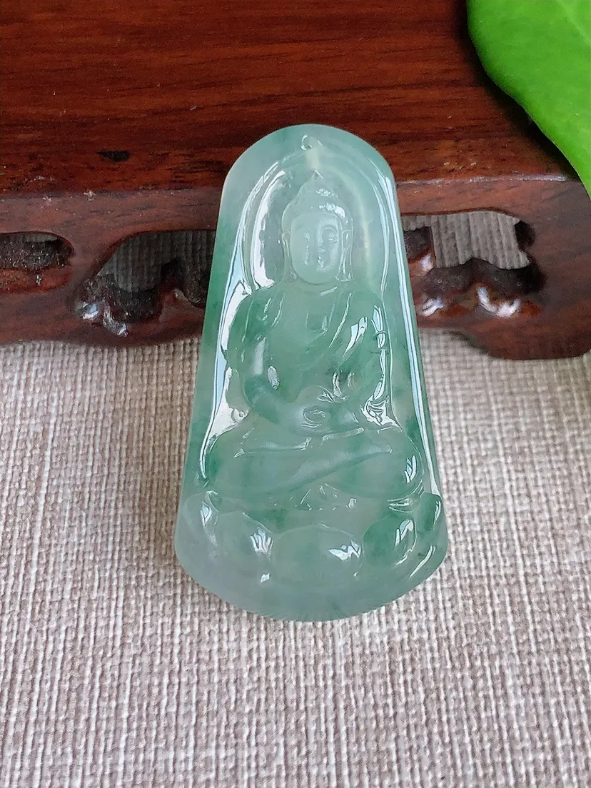 天然A货翡翠飘花大日如来吊坠尺寸44.4×24.3×5.3m量11.23g 0709