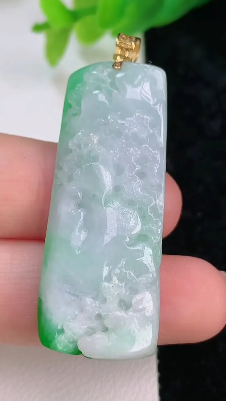 天然A货翡翠山水牌吊坠，尺寸42.6-16.6-7.6，重量:10.56g
7月9日