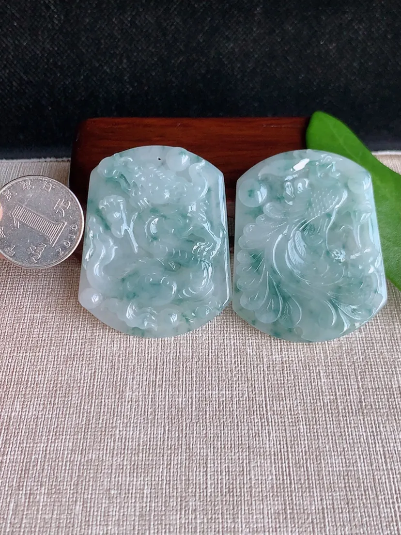 天然A货翡翠飘花龙凤牌龙凤呈祥吊坠一对尺寸51.7×41.2×5.5m量51.60g 0709