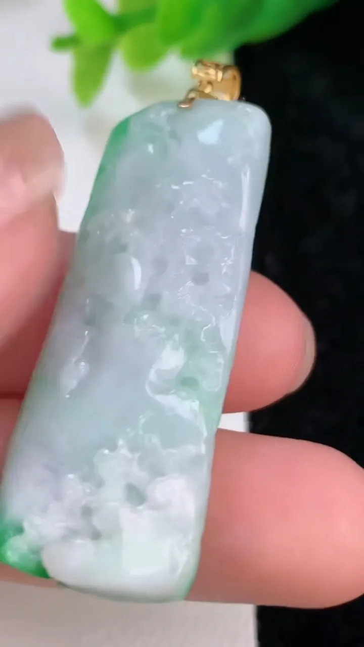 天然A货翡翠山水牌吊坠，尺寸42.6-16.6-7.6，重量:10.56g
7月9日