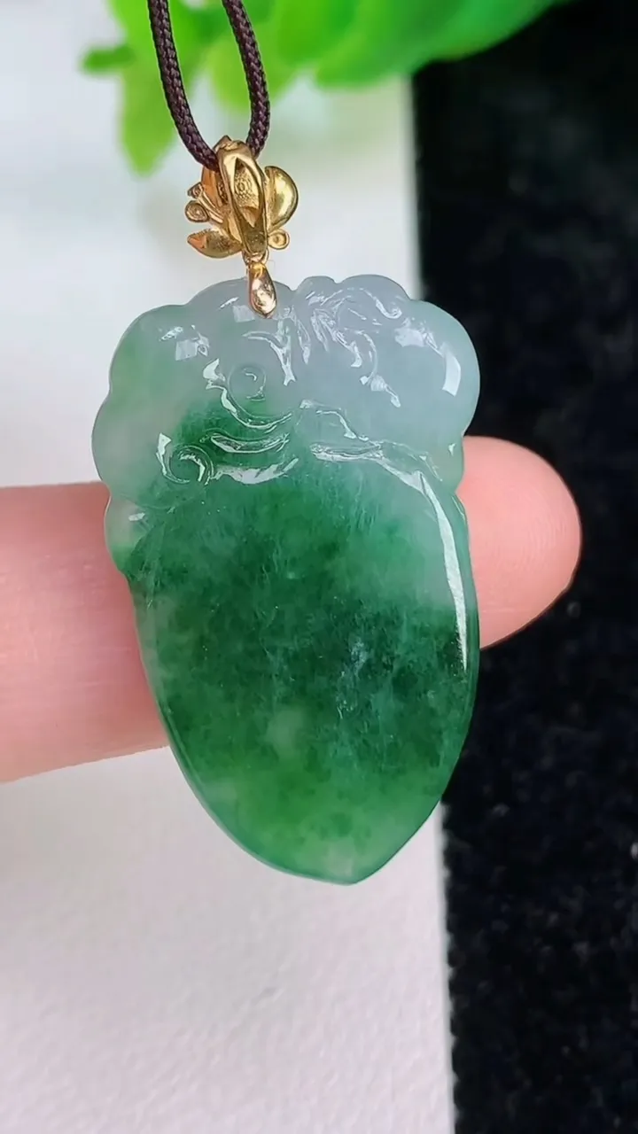 天然A货翡翠寿桃吊坠，尺寸28-16-5，重量:5.18g
7月9日
