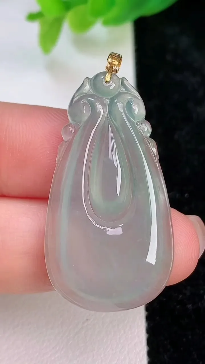 天然A货翡翠水滴吊坠，尺寸35.7-19.8-3.7，重量:4.87g
7月9日