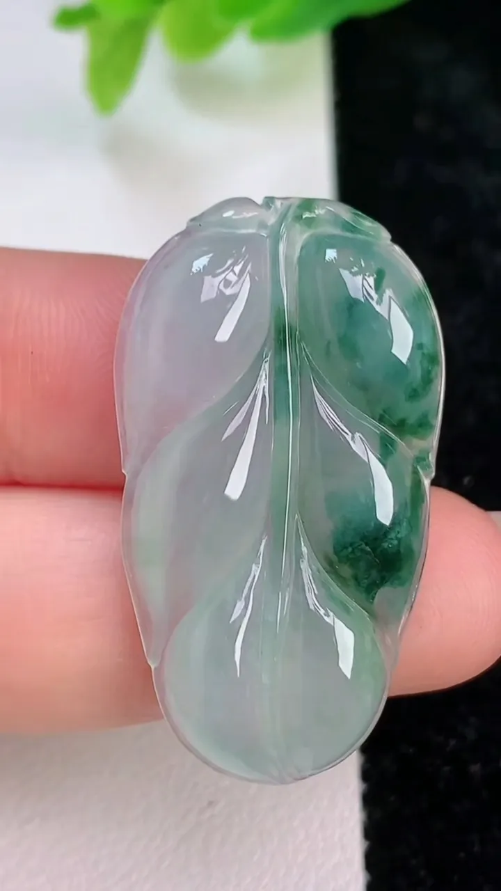 天然A货翡翠飘花金枝玉叶 叶子吊坠，尺寸35.4-19-4，重量:5.13g
7月9日