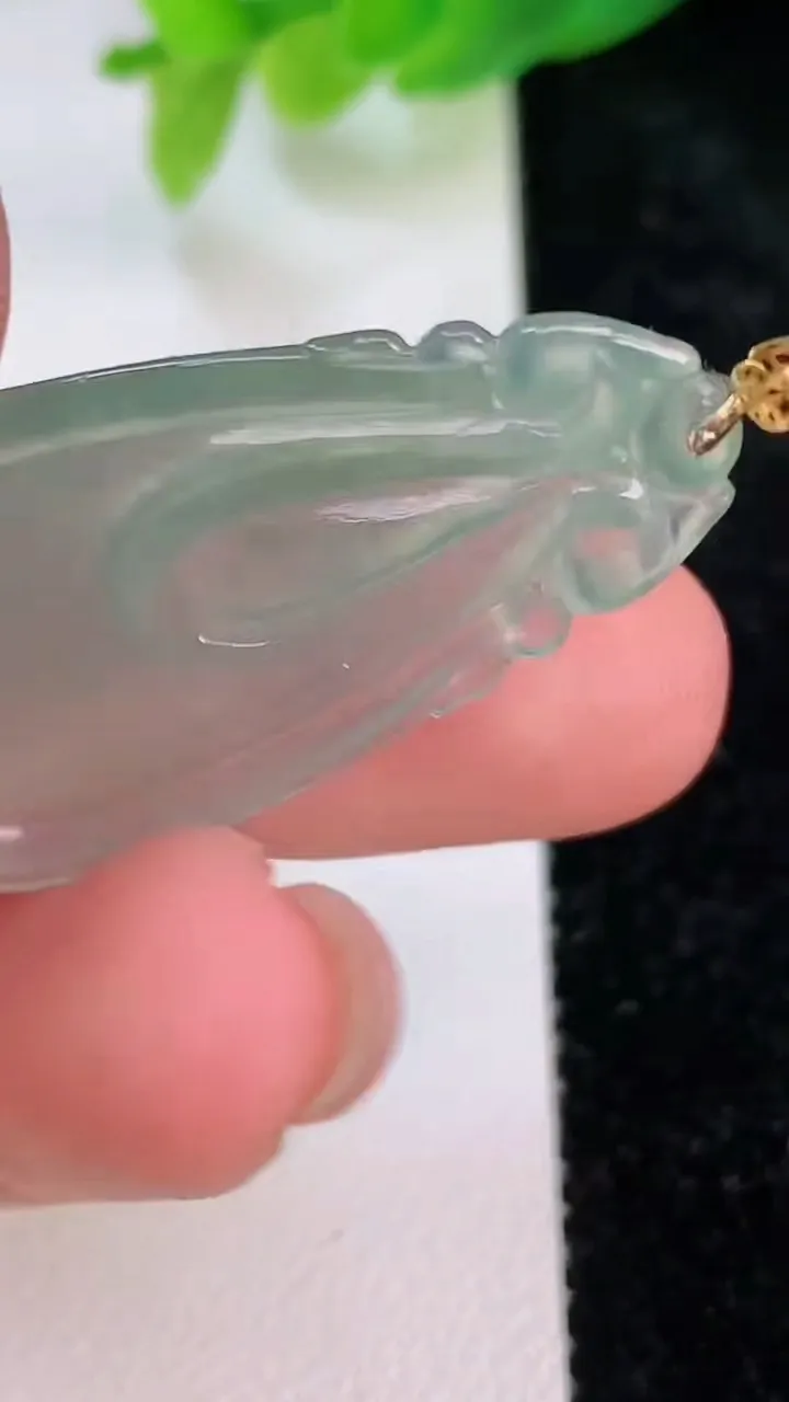 天然A货翡翠水滴吊坠，尺寸35.7-19.8-3.7，重量:4.87g
7月9日