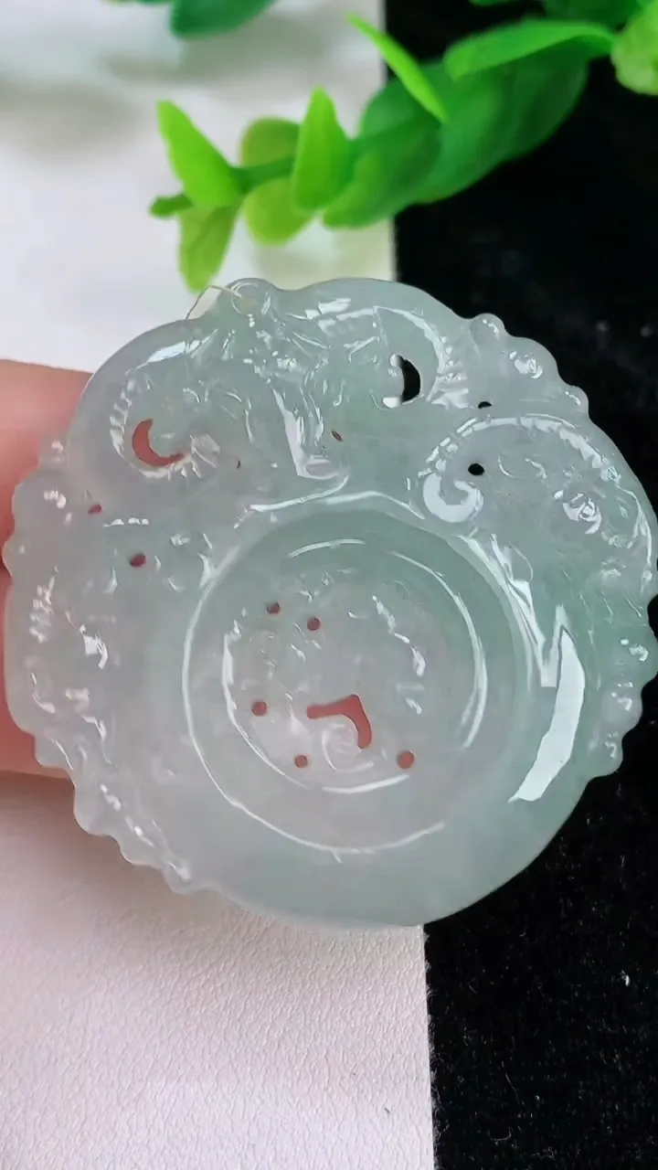 天然A货翡翠仿古生肖牛牌吊坠，尺寸48-47.2-6.4，重量:24.96g
7月9日