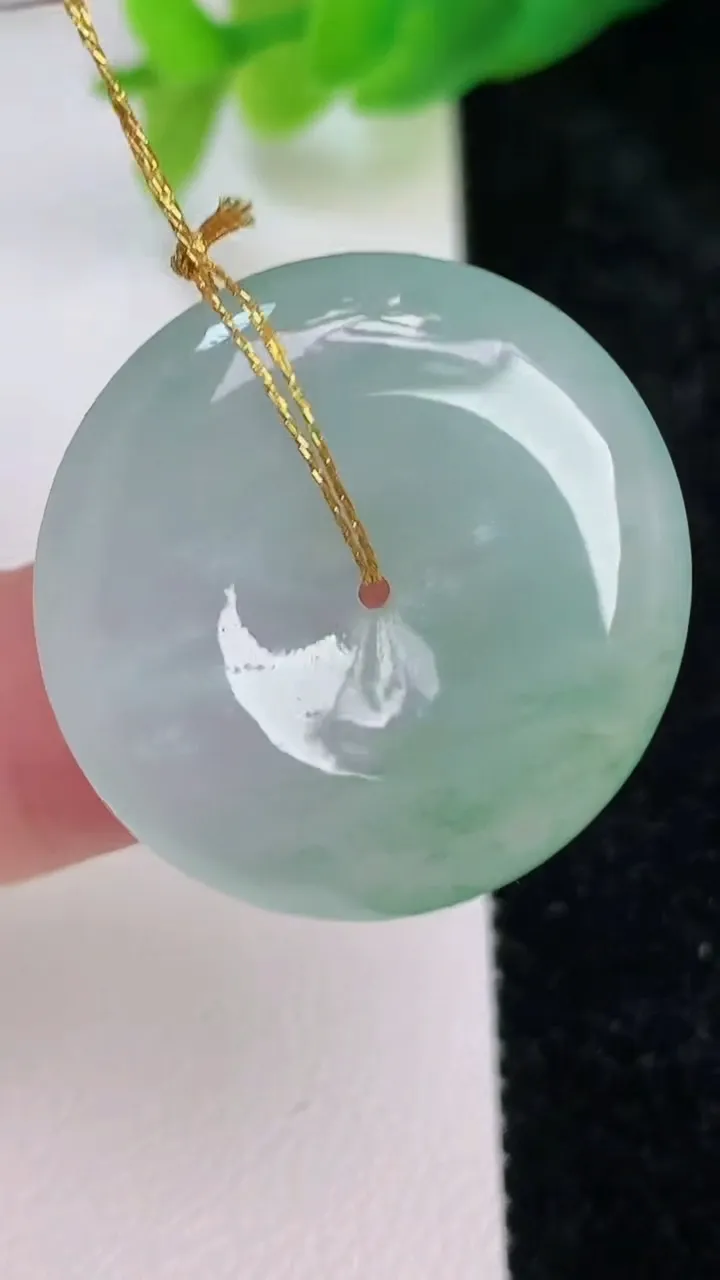 天然A货翡翠平安扣吊坠，尺寸27.2-6，重量:8.90g
7月9日