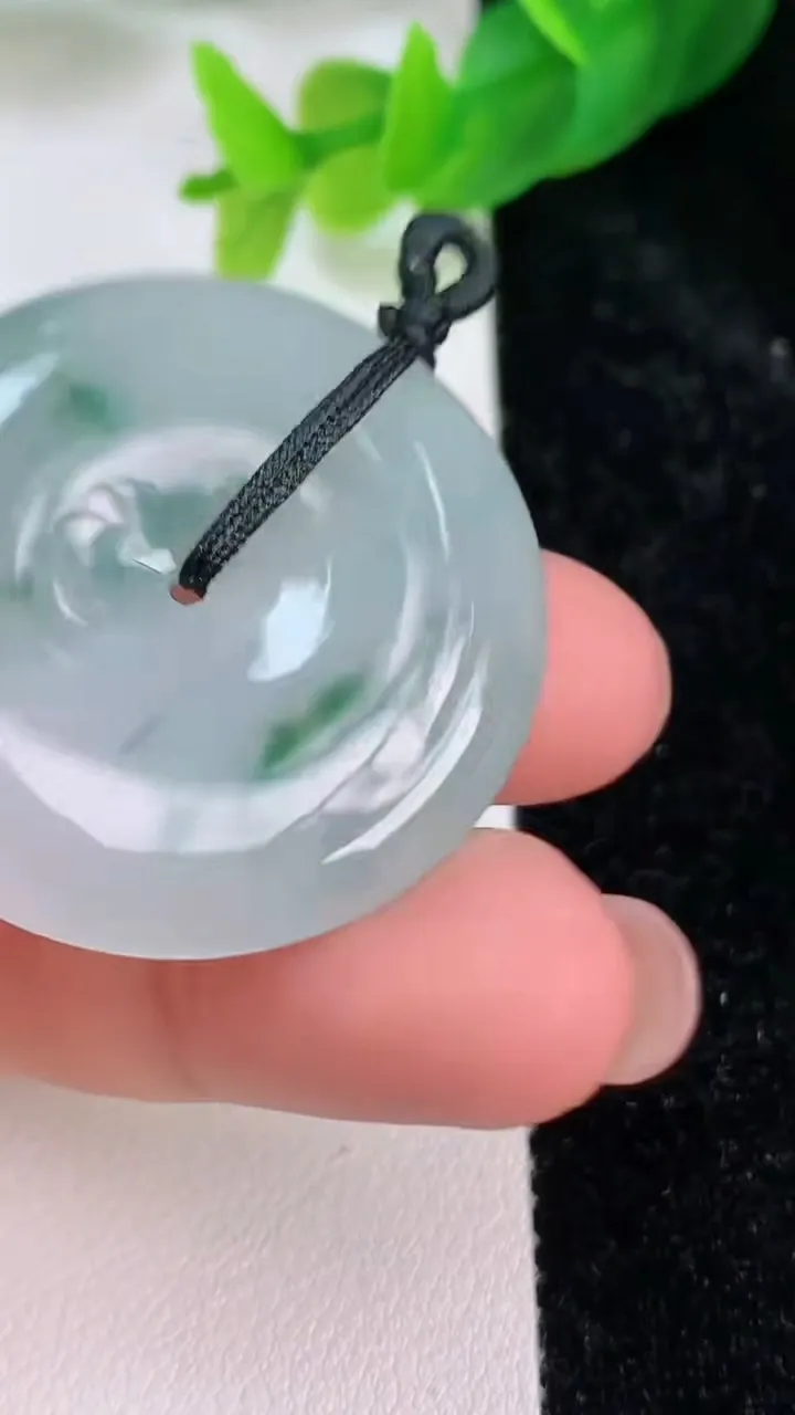 天然A货翡翠飘花平安扣吊坠，尺寸35.3-6.2，重量:16.04g
7月9日