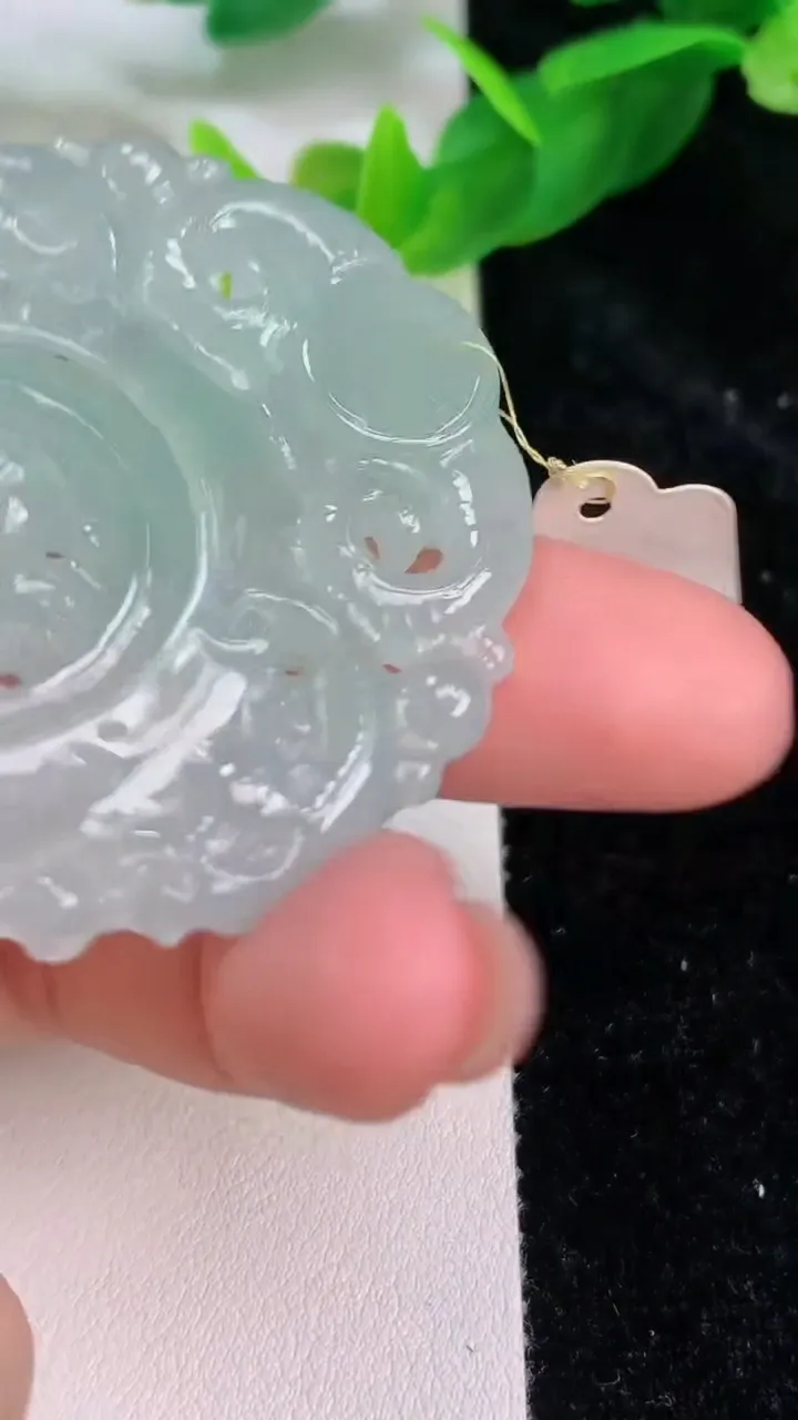 天然A货翡翠仿古生肖牛牌吊坠，尺寸48-47.2-6.4，重量:24.96g
7月9日