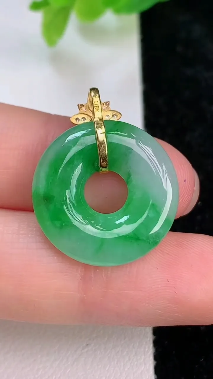 天然A货翡翠平安扣吊坠，尺寸20.4-3.7，重量:3.30g
7月9日