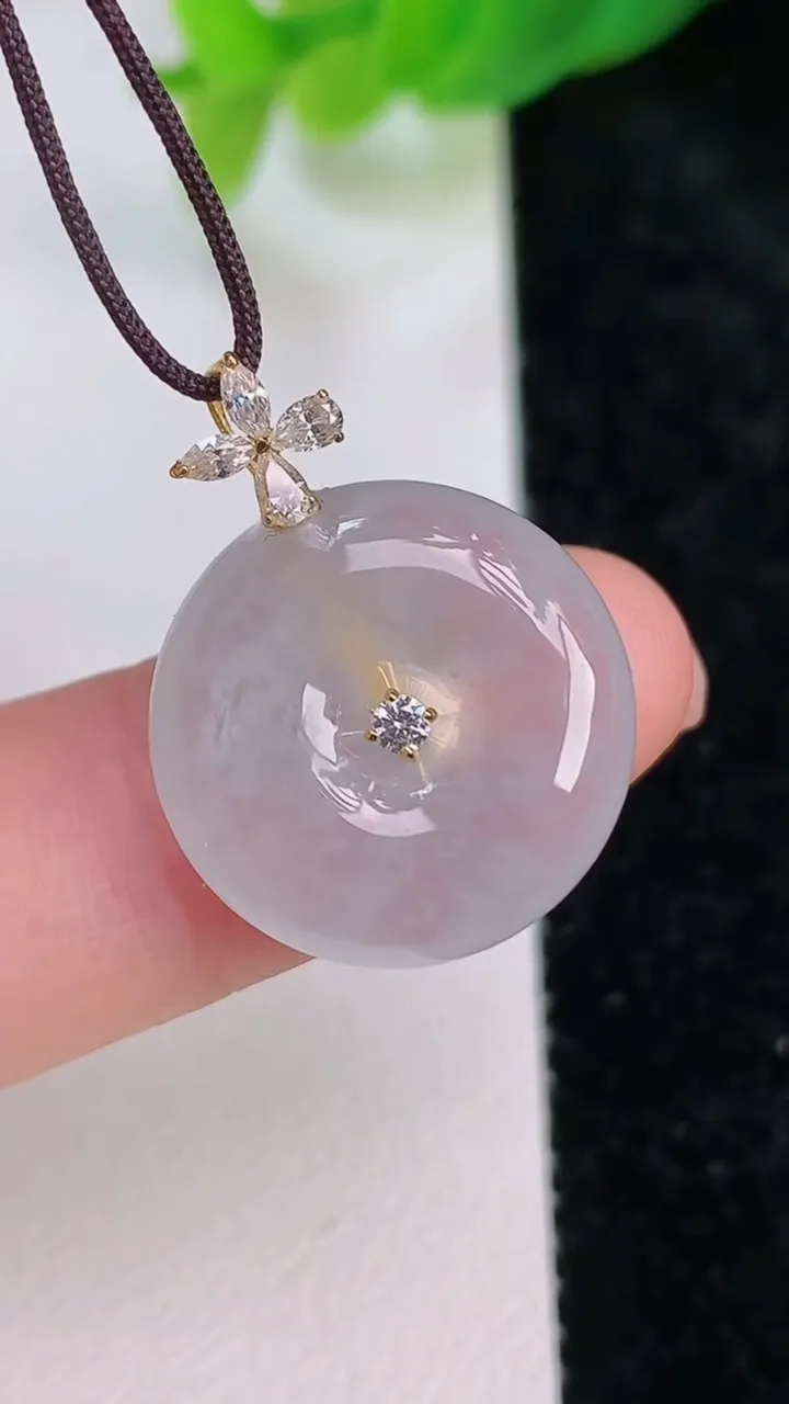 天然A货翡翠种平安扣吊坠，尺寸17.5-5.6，重量:3.73g
7月9日