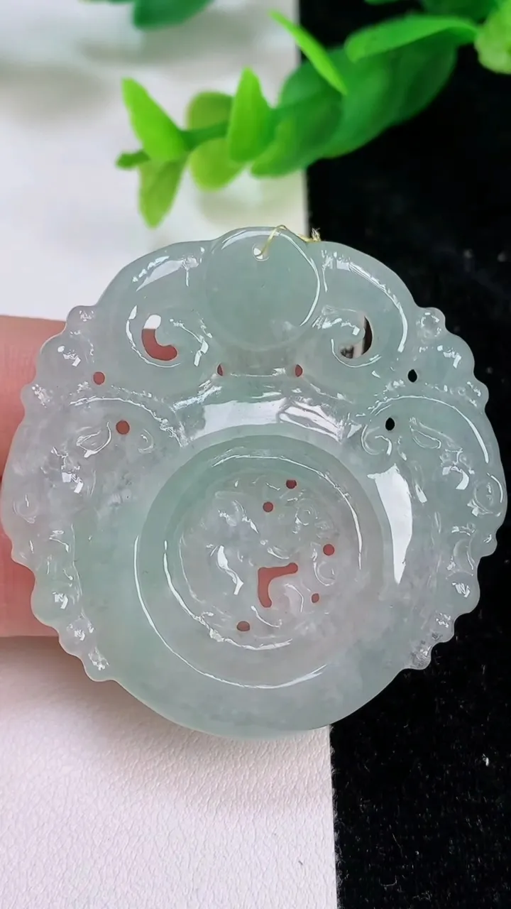天然A货翡翠仿古生肖牛牌吊坠，尺寸48-47.2-6.4，重量:24.96g
7月9日