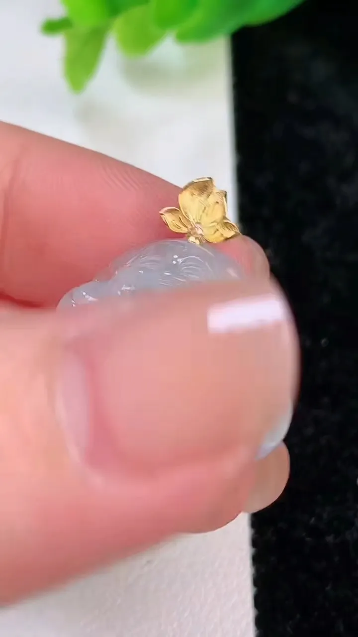 天然A货翡翠种飘花佛公吊坠，尺寸20.3-23.2-6.2，重量:4.61g
7月9日