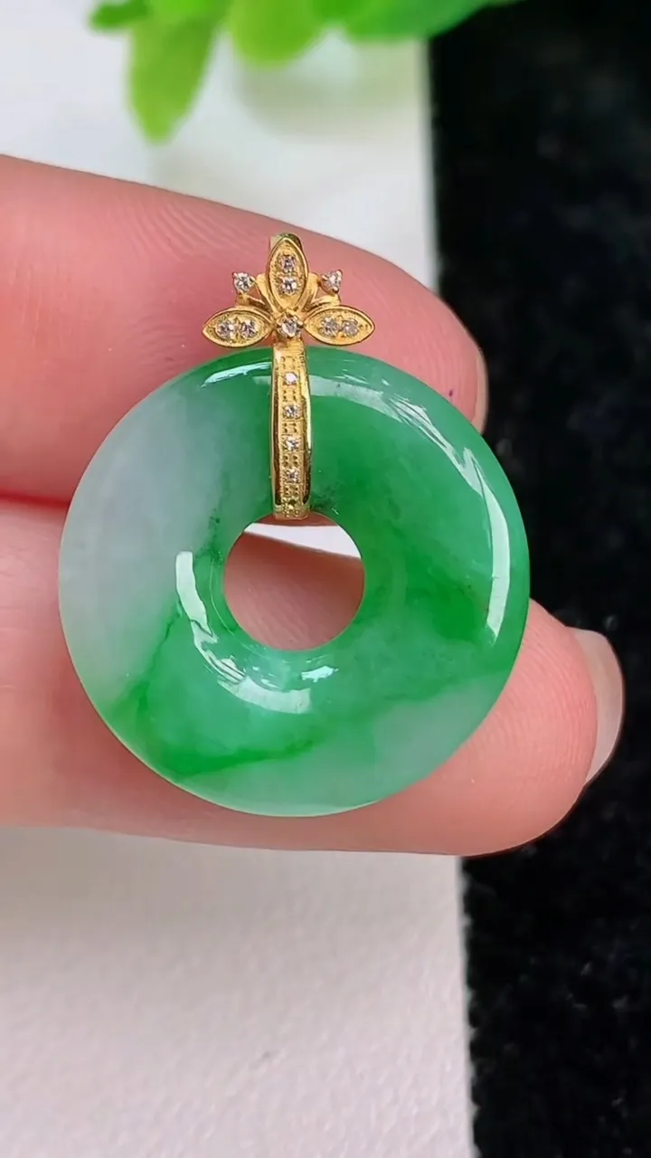 天然A货翡翠平安扣吊坠，尺寸20.4-3.7，重量:3.30g
7月9日